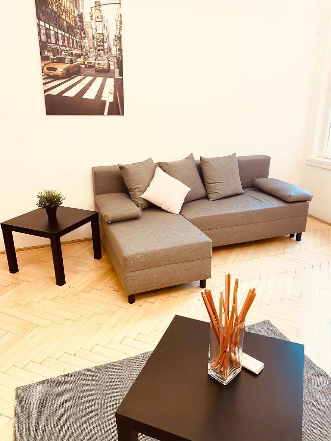 Kiraly78 Huge Apartment